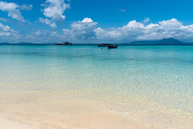 Piaszczysta plaża z czystą i przejrzystą wodą z falami i wzorem w Semporna Sabah Borneo