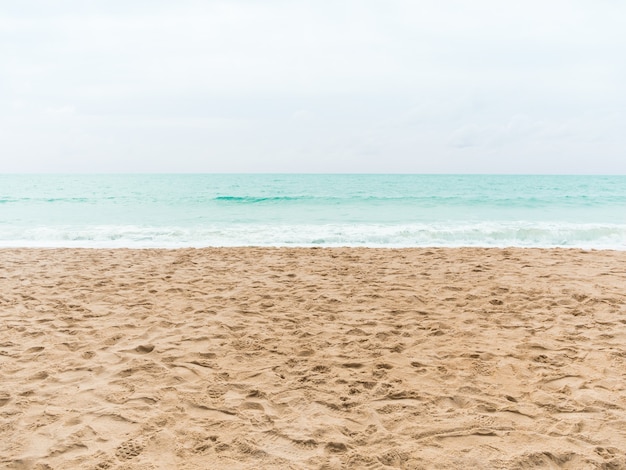 Piaszczysta Plaża Z Rozmytym Morzem I Niebem Na Letnie Wakacje.