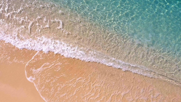 Piaszczyste wybrzeże myjące przez jasne turkusowe fale widok z lotu ptaka z letniego raju