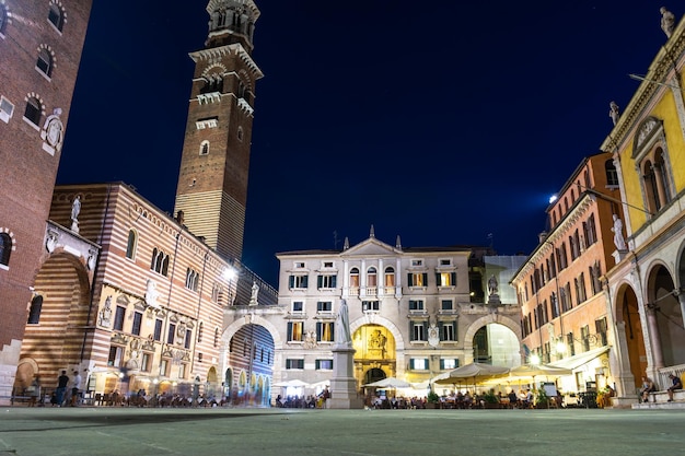 Zdjęcie piazza dei signori - verona w nocy