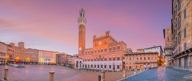 Piazza del Campo w Sienie, Włochy o zmierzchu