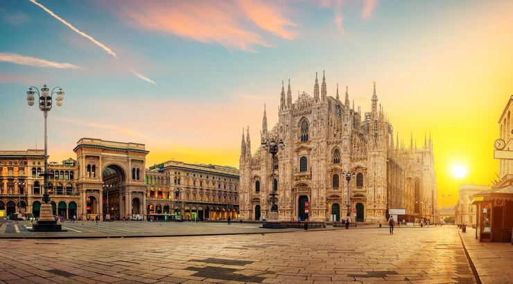 Zdjęcie piazza del duomo katedra plac z katedrą w mediolanie lub duomo di milano rano mediolanie lombardia włochy