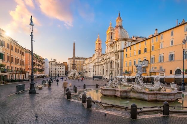 Piazza Navona w Rzymie, Włochy o wschodzie słońca