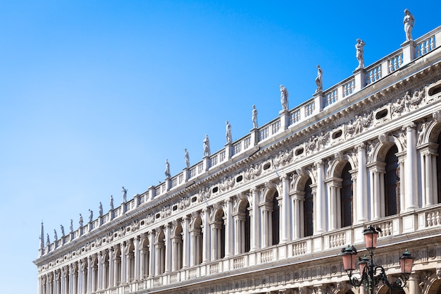 Piazza San Marco, Wenecja, Włochy. Szczegóły w perspektywie na fasadach starych pałaców.