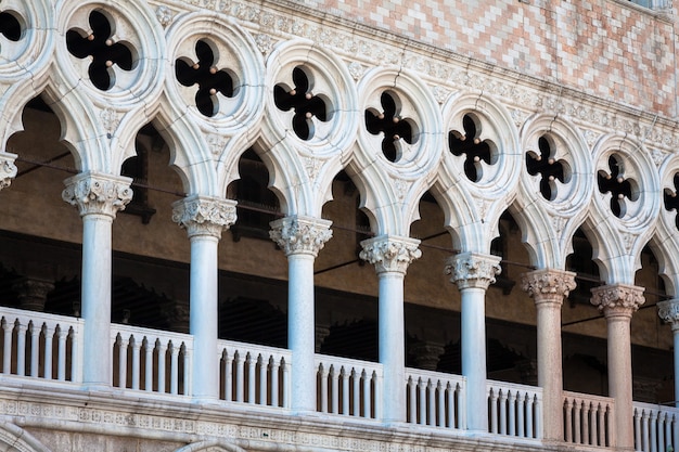 Piazza San Marco, Wenecja, Włochy. Szczegóły w perspektywie na fasadach starych pałaców.