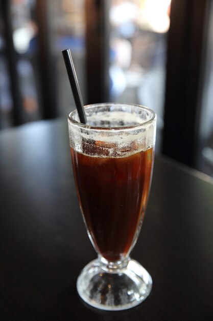 Picie kawy Ice Americano