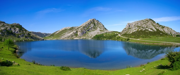 Picos de Europa Enol jezioro w Asturii w Hiszpanii