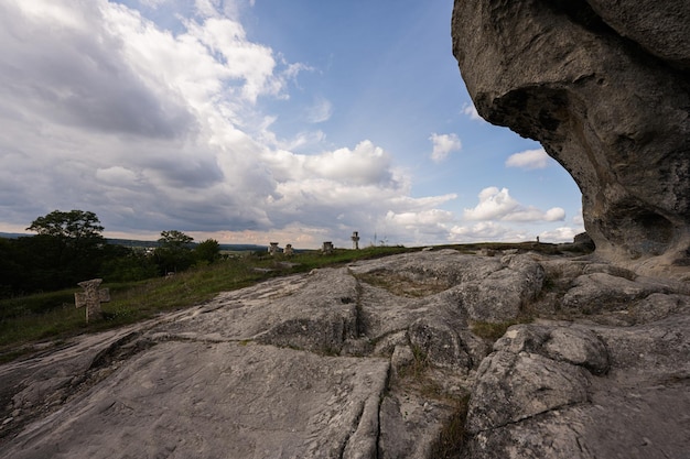 Pidkamin inselberg kamień na wzgórzu i starożytny cmentarz Ukraina