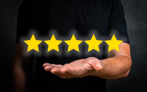 Pięć gwiazdek ocenia pozytywne opinie klientów i recenzuje koncepcję obsługi klienta Najlepsze doskonałe usługi dla zadowolenia Badanie satysfakcji klienta z obsługi klienta i satysfakcji biznesowej