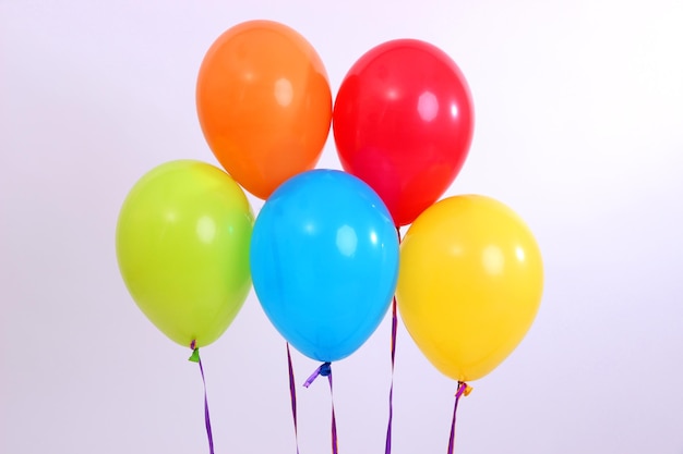 Pięć jasnych balonów na jasnym tle