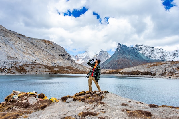 Pięć kolorów jezioro przy Doacheng Yading parkiem narodowym, Sichuan, Chiny. Ostatni Shangri-la