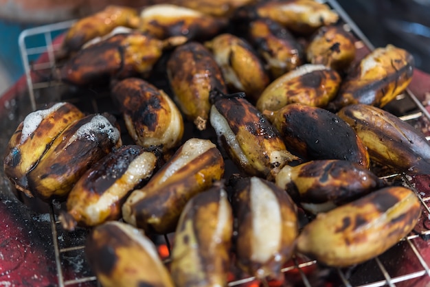 Piec Lub Piec Na Grillu Banan Przy Tajlandzkim Ulicznym Jedzeniem