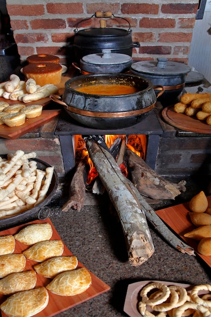 Piec na drewno w typowym wiejskim domu we wnętrzu Brazylii