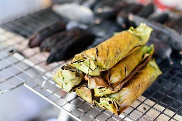 Piec na grillu Kleisty Rice w Bananowym liściu na kuchenki Selekcyjnej ostrości