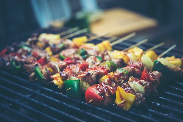 Piec Na Grillu Wołowina I Jarzynowi Bbq Skewers Na Czarnym Tle