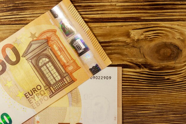 Pięćdziesiąt banknotów euro na drewnianym tle Widok z góry miejsca kopiowania