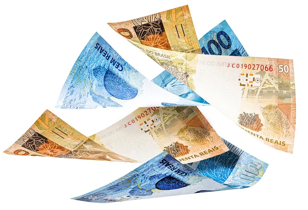 Pięćdziesiąt jeden sto reali banknoty spadające pieniądze z Brazylii na izolowanym białym tle Pieniądze spadają powoli koncepcja kryzysowej bankructwa utraty lub dewaluacji drukowanej waluty