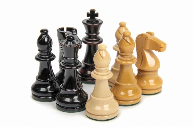 Piece szachowe odizolowane na białym tle