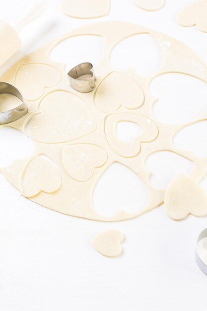 Pieczenia ciasteczek cukrowych w kształcie serca na Walentynki.