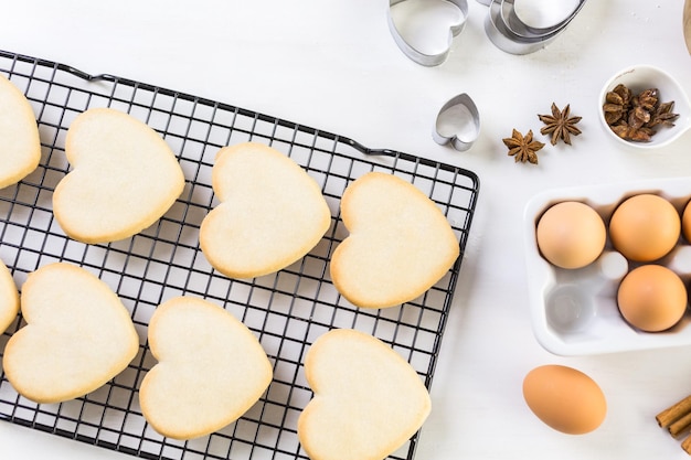 Pieczenia ciasteczek cukrowych w kształcie serca na Walentynki.