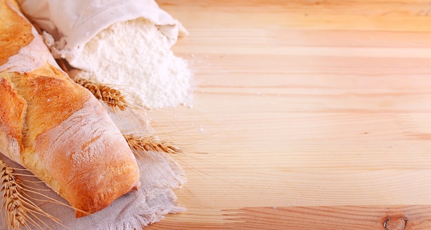 Pieczenia składniki: mąka i uszy na jasnym tle drewnianych