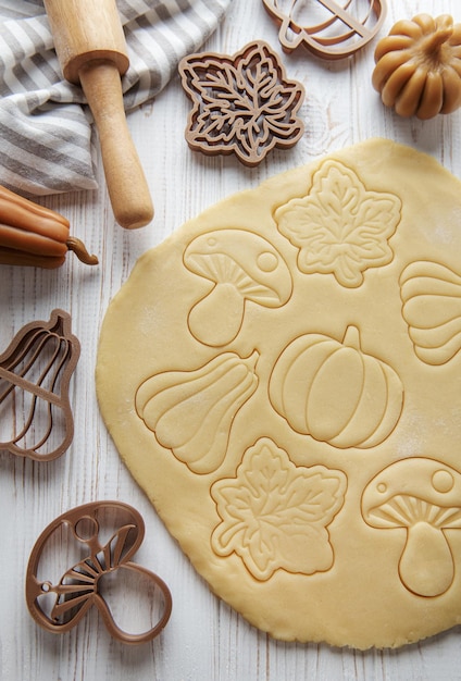 Zdjęcie pieczenie ciasteczek w kształcie dyni i liści przytulne jesień ciasto ciasteczkowe z ciasteczkami