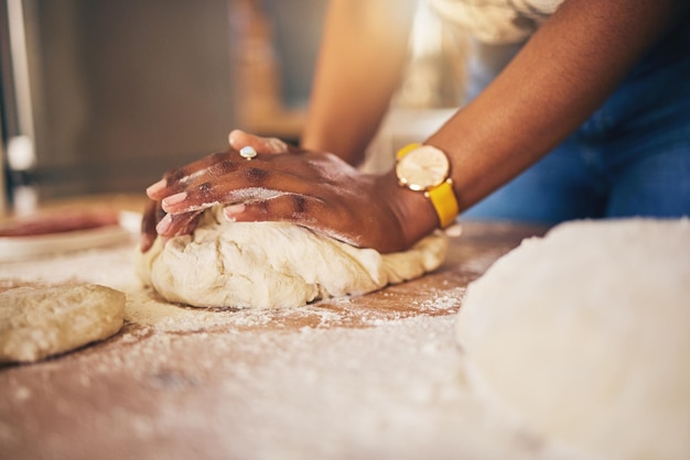 Pieczenie rąk i kobieta w kuchni na pizzę chlebową lub ręcznie robione jedzenie w domu Mieszanka pszenicy i kobieta szefowa kuchni z niechlujnymi palcami od zabawy w gotowanie i przygotowywania samodzielnego makaronu lub ciasta w swoim domu