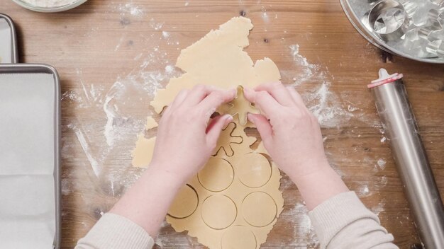 Pieczenie świątecznych ciasteczek cukrowych dla Mikołaja.