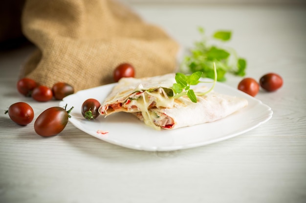 Pieczona bułka pita z nadzieniem w talerzu na drewnianym stole