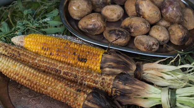 Pieczona kukurydza i ziemniaki na grillu