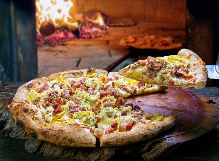 Pieczona pizza w piecu na drewno i bekon.