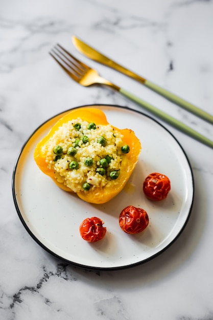 Pieczona żółta Papryka Faszerowana Kuskusem, Zielonym Groszkiem I Serem Feta, Pomidorami Cherry