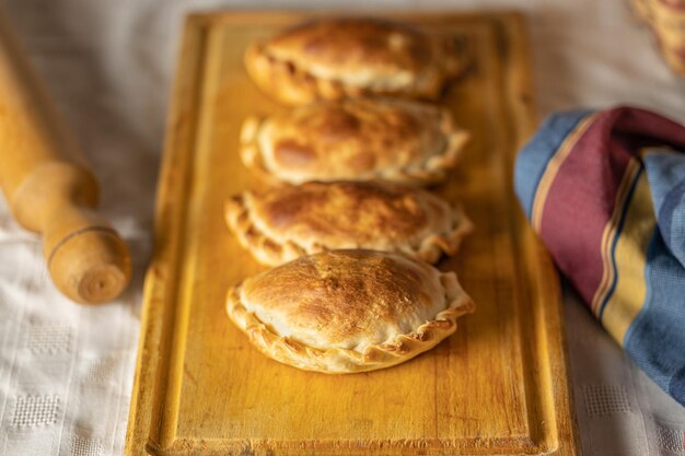 Pieczone argentyńskie empanady na desce