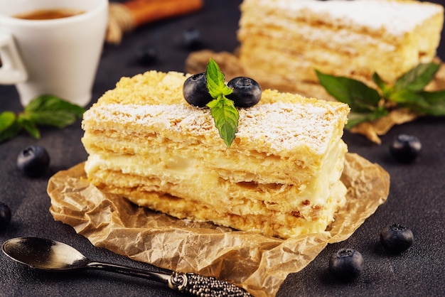 Pieczone ciasto Napoleon Millefeuille przyozdobione jagodami i miętą