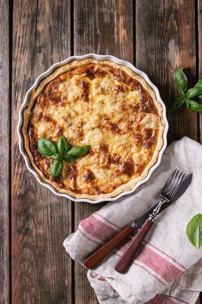 Pieczone ciasto quiche z zielenią