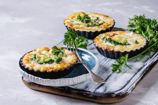 Pieczone ciasto quiche z zielenią