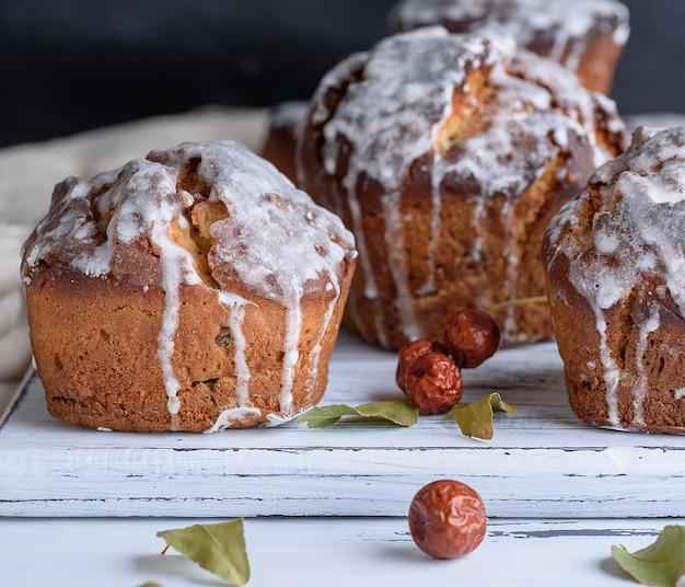 Pieczone ciasto wielkanocne z białą glazurą z cytryny