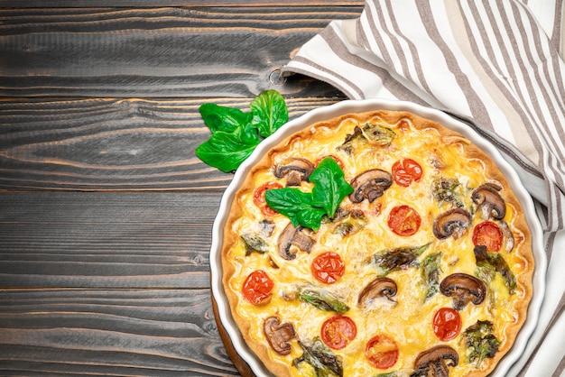 Pieczone domowe ciasto quiche w ceramicznej formie do pieczenia