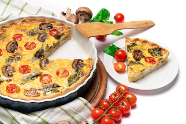 Pieczone domowe ciasto quiche w ceramicznej formie do pieczenia