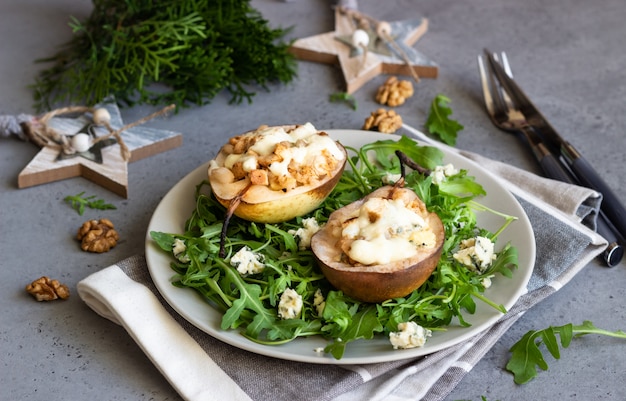 Pieczone gruszki z gorgonzolą, kurczakiem, orzechami włoskimi i mozzarellą