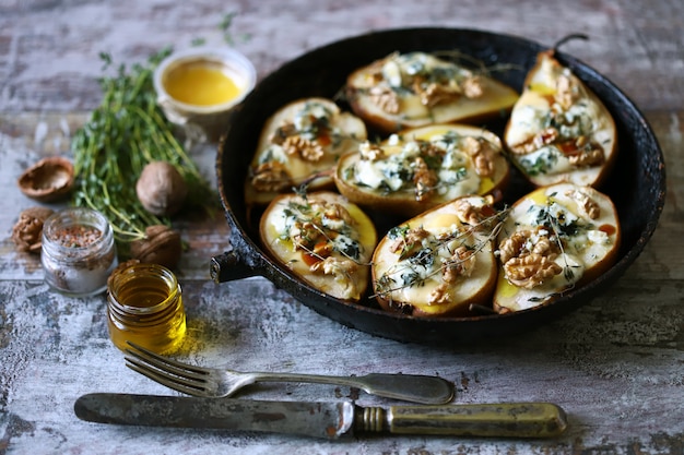 Pieczone Gruszki Z Serem I Orzechami. Kuchnia Francuska Zdrowe Jedzenie. Lunch Wegetariański.