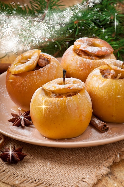 Pieczone jabłka z miodem i orzechami