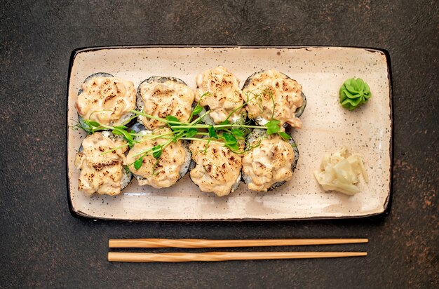 Pieczone Japońskie Rolki Sushi Na Kamiennym Tle Gotowe Do Spożycia