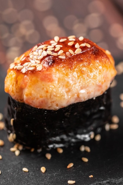 Pieczone krewetki gunkan na drewnianym tle proste sushi gunkan z tatarem z krewetek z majonezem w