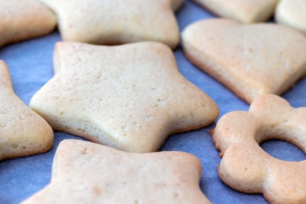 Pieczone kruche ciasteczka w formie gwiazdek