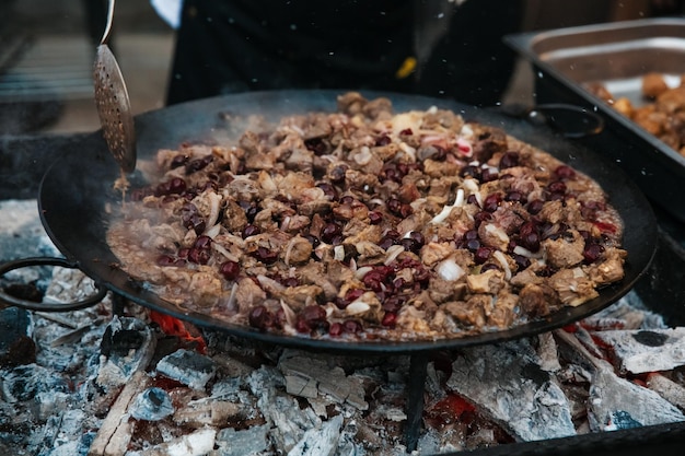 Pieczone mięso drobno posiekane na półmisku