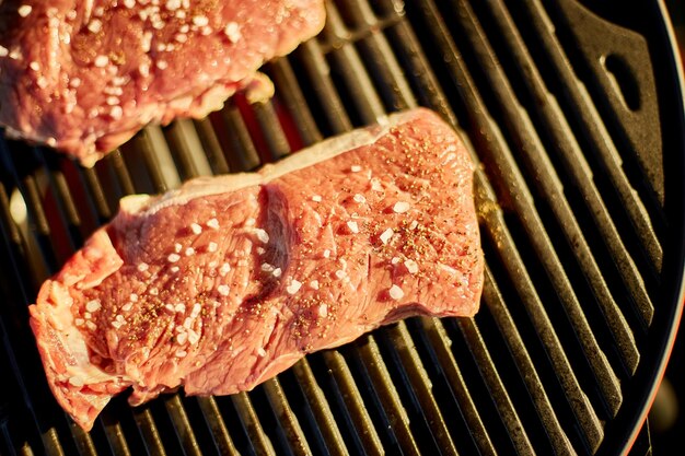 Pieczone mięso na grillu gazowym na grillu grillowym na świeżym powietrzu na podwórku grillowany stek