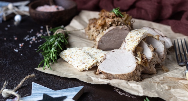 Pieczone mięso wieprzowe z cebulą, czosnkiem i rozmarynem podawane z masłem orzechowym