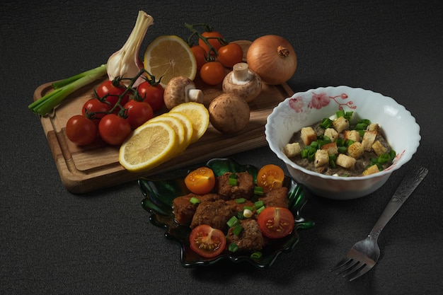 Zdjęcie pieczone mięso z warzywami i grzankami