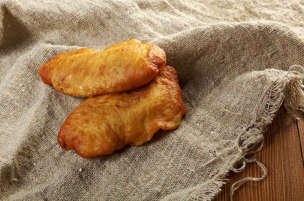 Pieczone tradycyjne ciasto mięsne Chebureki